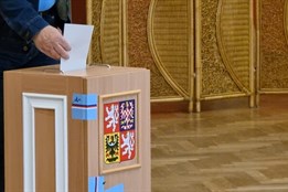 Lidé volí nové poslance, po prvotní vlně je průběh voleb klidný