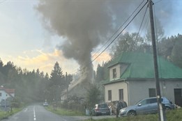 Plameny zachvátily střechu domu ve Starých Hamrech