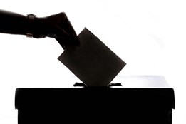 Volební místnosti se otevřely, o poslanecký mandát bojuje v kraji 262 politiků