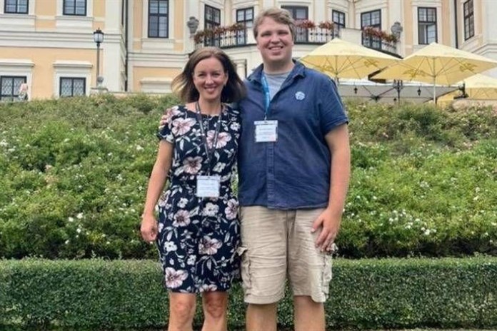 Isaac Manfull z USA povede v Karlových Varech kurzy angličtiny i školní pěvecký sbor