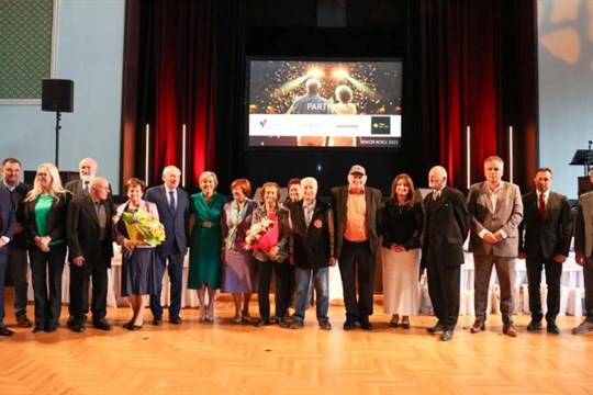 Karlovarský kraj ocenil výjimečné osobnosti v anketě Senior roku 2025