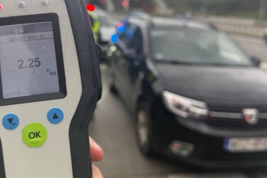 Policisté přistihli na dálnici řidiče s dvěma promile alkoholu, 111 jelo bez dálniční známky
