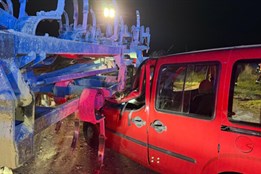 Auto narazilo do přívěsu za traktorem, těžce zraněného řidiče museli hasiči vyprošťovat