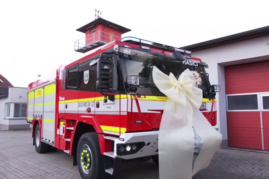 V Chrastavě posvětili novou hasičskou cisternu