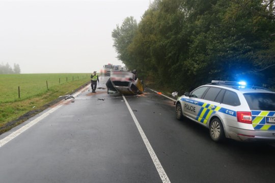 Mladý řidič havaroval na Bruntálsku, auto skončilo na střeše