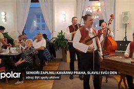 Senioři zaplnili kavárnu Praha, slavili svůj mezinárodní den