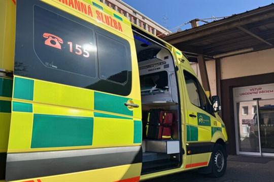 Těžce zraněný muž po pádu z výšky v Ostravě. K rychlé pomoci přispěl videohovor