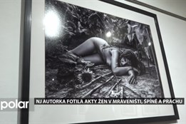 Karin Petrskovská nafotila akty žen v mraveništi, špíně a prachu