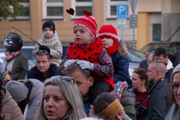 Lampiony rozzářily náměstí i dětské tváře