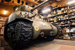 Tank Sherman čeká náročné stěhování. Do vznikajícího muzea osvobození v Plzni ho přemístí jeřáb