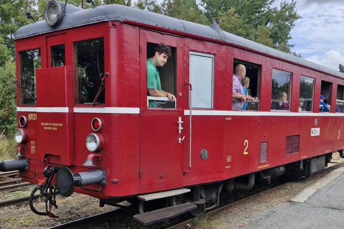 Sezonu nostalgických vlaků IDPK 2025 zakončí stylově jízdy s motorákem Hurvínek na vlečkách kolem Plzně