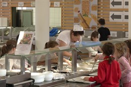 ZŠ v Malenovicích předchází plýtvání, zavedla samoobslužný bufet