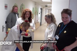 FNO oslavila Mezinárodní den úsměvu. Dobrovolníci rozdali pacientům občerstvení i dárky