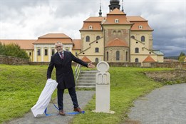 Na Velehradě vítá poutníky nový milníkový kámen Cyrilometodějské stezky