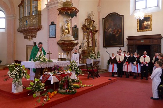 Trhy v podhradí zahájila děkovná mše