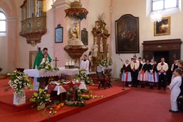 Trhy v podhradí zahájila děkovná mše