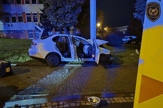 Noční bouračka ve Zlíně: Řidič osobáku narazil do sloupu veřejného osvětlení, čtyři lidé skončili v péči záchranářů