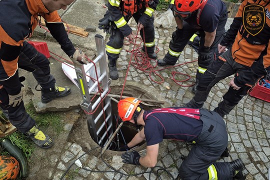 V Uherském Brodě spadl pes do desetimetrové studny. Zachránili ho speciálně vycvičení hasiči