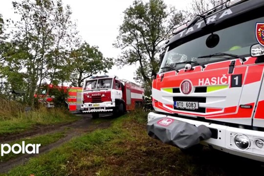 Požár lesa na Bruntálsku. Hasiči cvičili zásah v náročném terénu