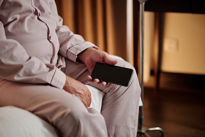 Podvodníci si smlsli na devadesátiletém seniorovi. Za pět let jim poslal přes milion korun