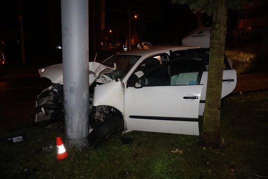 Noční bouračka ve Zlíně: Řidič s autem plným lidí narazil do sloupu, byl opilý