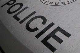 Neznámý pachatel podrazil seniorce nohy na zastávce. Policisté po něm pátrají!