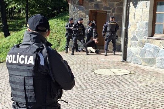 Po pachatelích loupežného přepadení pátrali čeští i slovenští policisté včetně vrtulníku. Naštěstí šlo jen o cvičení