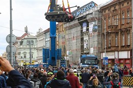 VIDEO: Manévry na Klatovské. Jeřáb přenesl tank do vznikajícího muzea osvobození v Plzni, akci sledovaly davy lidí
