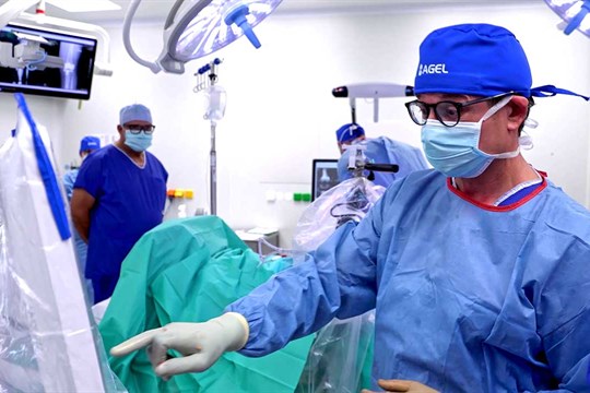 Nemocnice Prostějov jako první v Česku operuje kolena robotem VELYS