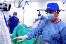 Nemocnice Prostějov jako první v Česku operuje kolena robotem VELYS