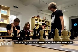 Šachový velmistr si zahrál s návštěvníky knihovny
