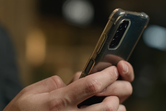 Falešný policista si vymyslel legendu o napadeném účtu. Poslal i fotku služebního průkazu