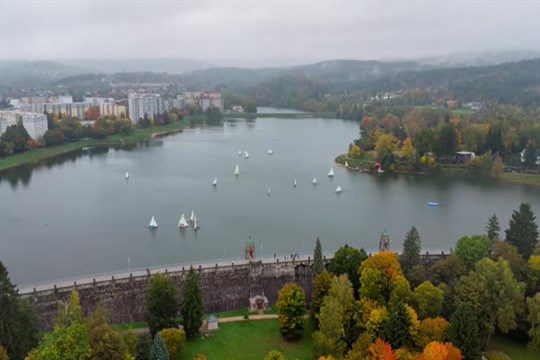 Jablonecká přehrada přivítala závody plachetnic