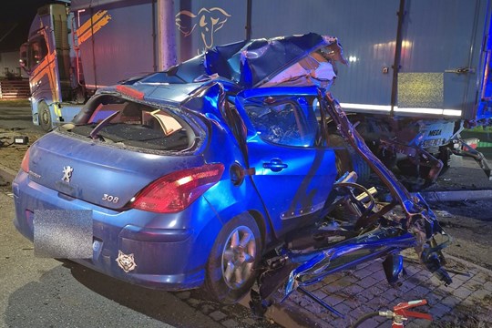 Mladý řidič naboural do zaparkovaného náklaďáku. Zraněním bohužel podlehl