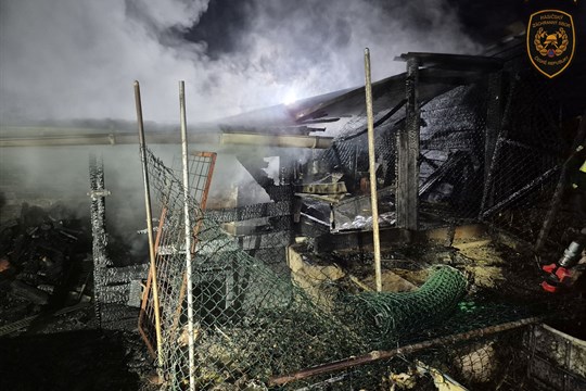 Noční požár v Újezdci: Výbuch plynu, popálená osoba a nutnost zásahu vrtulníku