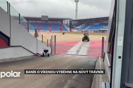Baník o víkendu vyběhne na nový trávník. Přivezly ho kamiony z Itálie