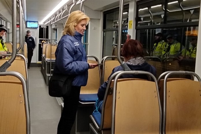 Plno lidí stále jezdí v ostravské MHD stále načerno