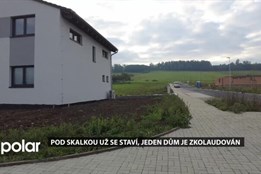 Pod Skalkou už se staví, jeden dům je zkolaudován