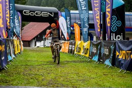 Deštivý závod Bike Valachy Bílá vyhrál osmnáctiletý Zlíňan Havlík. Bahno mu přišlo vhod