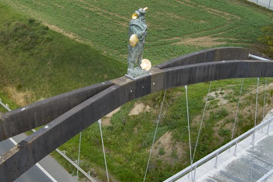 Socha, která děsila řidiče na hlavním tahu z Plzně na Karlovy Vary, musí zmizet, rozhodlo hejtmanství