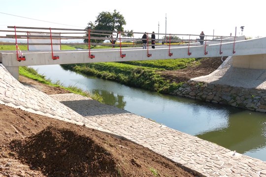Lávka přes Olšavu bude hotová v říjnu, cyklisté ale musí čekat na kolaudaci