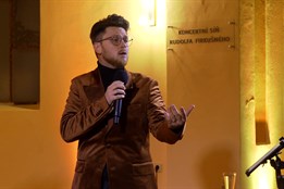 Klášterní kaple hostila Šansonování Davida Macháčka