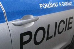 Na nájezdu na dálnici se srazila dvě auta. Policisté shání řidiče, kteří nehodu viděli