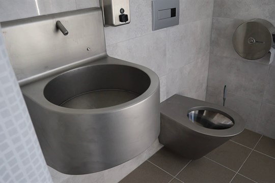 Lidé bez domova se mohou vysprchovat v sanitárním kontejneru