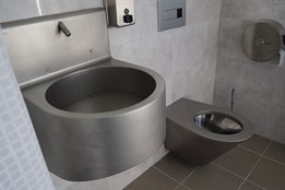 Lidé bez domova se mohou vysprchovat v sanitárním kontejneru