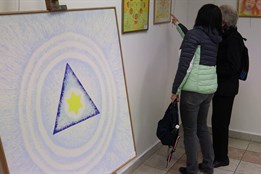 V Radniční galerii vystavuje zrakově postižená Zlata Zumrová