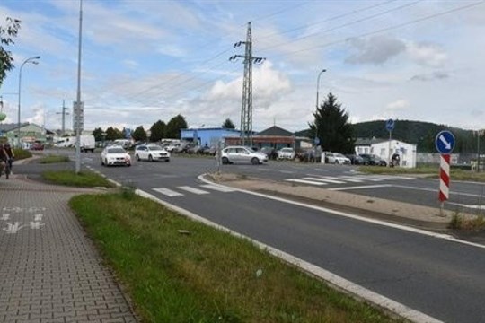 Část Jateční ulice se pro řidiče uzavře. Město tam bude instalovat semafory