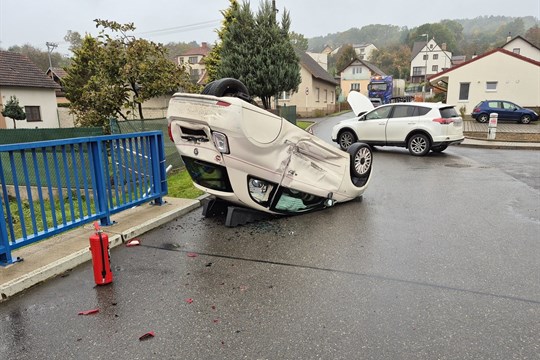 Silnici v Pozlovicích uzavřela ranní nehoda dvou osobních vozidel. Jedno skončilo převrácené na střeše