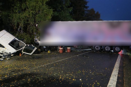 Dostal smyk a skončil v příkopu. Havarovaný kamion uzavřel dopravu na Bruntálsku