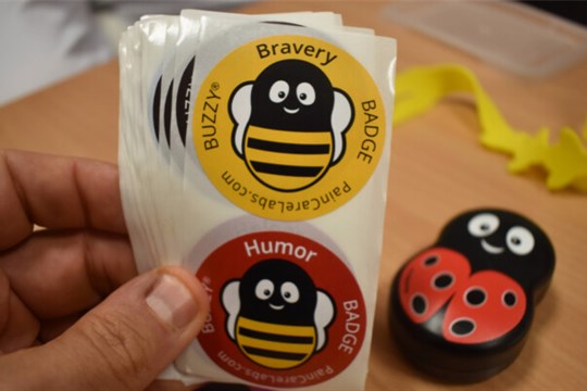 Beruška Buzzy pomáhá dětem v krnovské nemocnici překonávat strach z jehel a bolesti